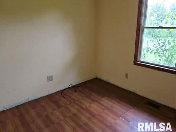 4th image of 311 W Meadowbrook Dr