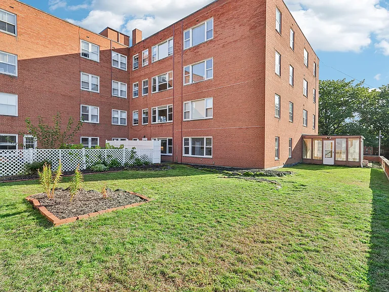 Embassy House Apartments — Photo 42