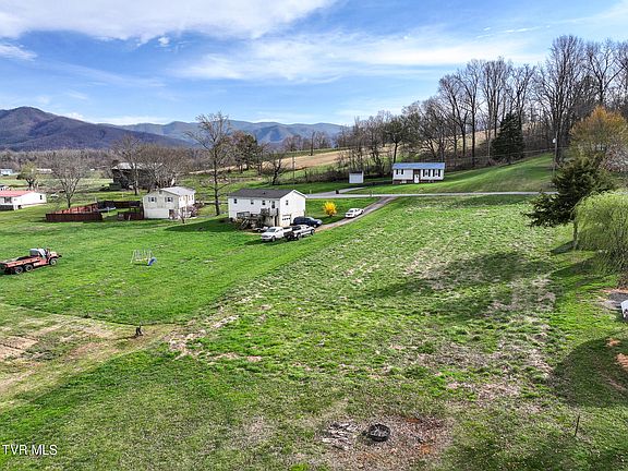 3rd image of Dillow Hill Dr