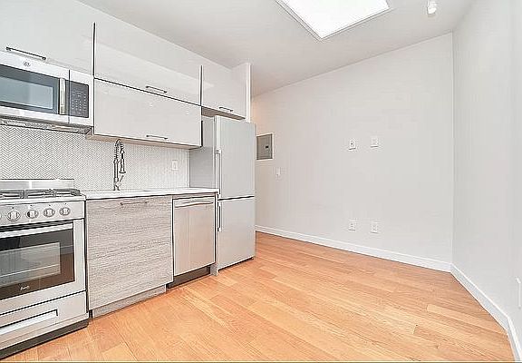5th image of 10 Montgomery St #6E
