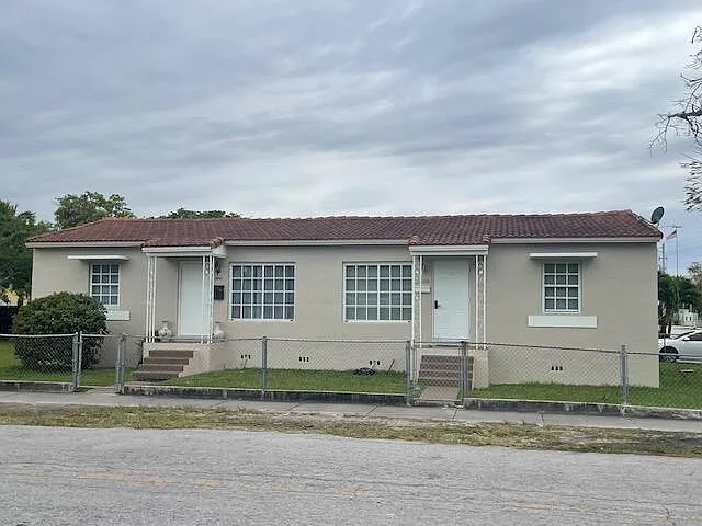 2 bed, 1.0 bath, 900 sqft, $2,400 — Photo 1