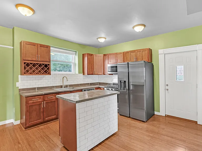 258 Allen Ave — Photo 8