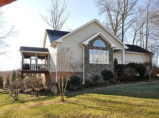 100 Meadowcrest Ct, Clemmons, NC 27012