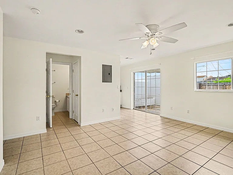 255 W Towne Pl — Photo 12