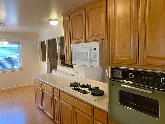 3rd image of 305 Bruce Ct