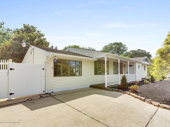 3rd image of 1085 Ruby Dr