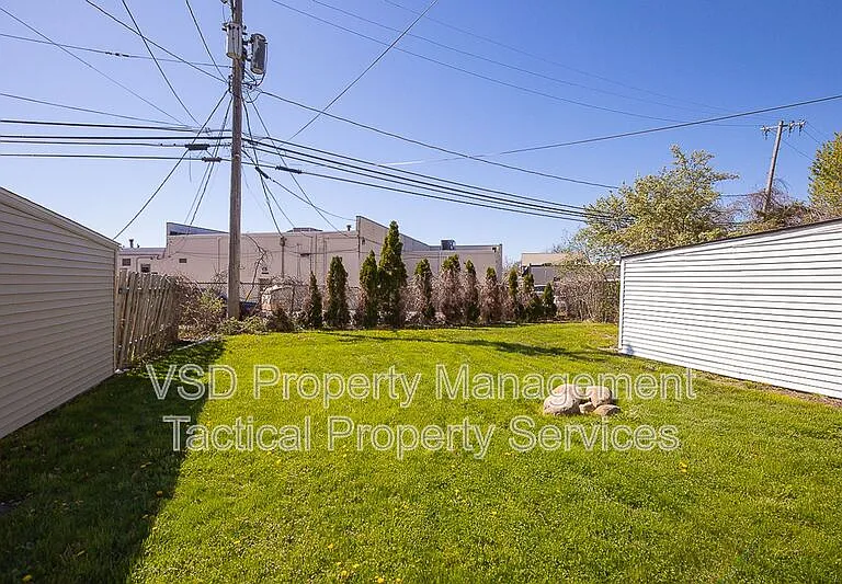 374 E 232nd St — Photo 4