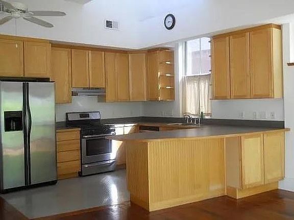 3rd image of 805 Dante St
