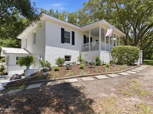 305 River Drive, Southport, NC 28461