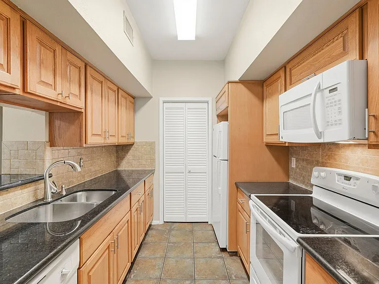 2025 Augusta Dr #605 — Photo 11