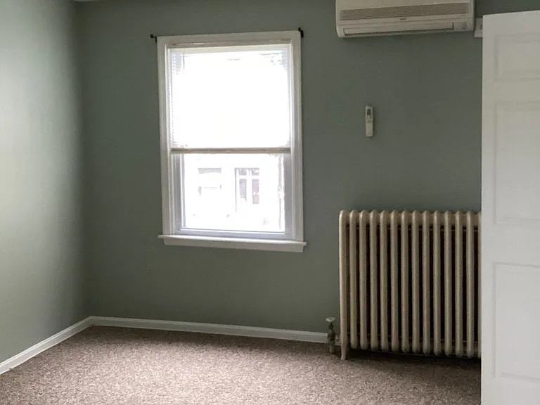 136 E Queen St — Photo 15