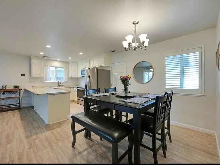 1376 Lisa Way — Photo 2