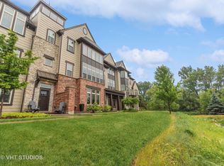 692 Parkside Ct, Libertyville, IL 60048