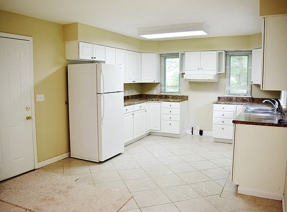5th image of 221 Tilton Park Dr