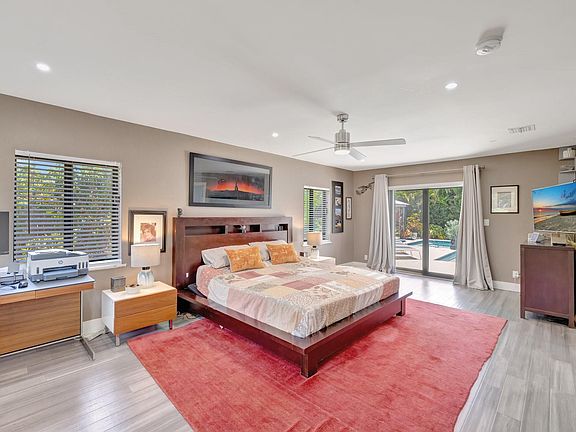 4th image of 422 NE 27th Street
