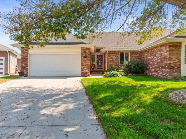 1017 Shoal Pointe Dr, Carter Lake, IA 51510