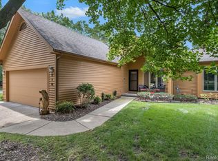 210 Glenwood Ave, Fenton, MI 48430