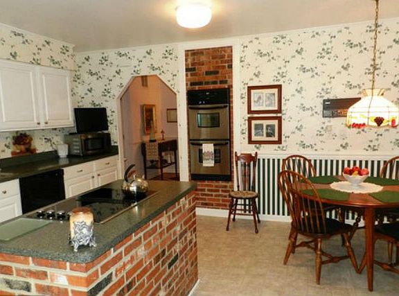 The Center of Family Life
						:
						Double ovens, cook top and enough space for all dishes, pots and pans.