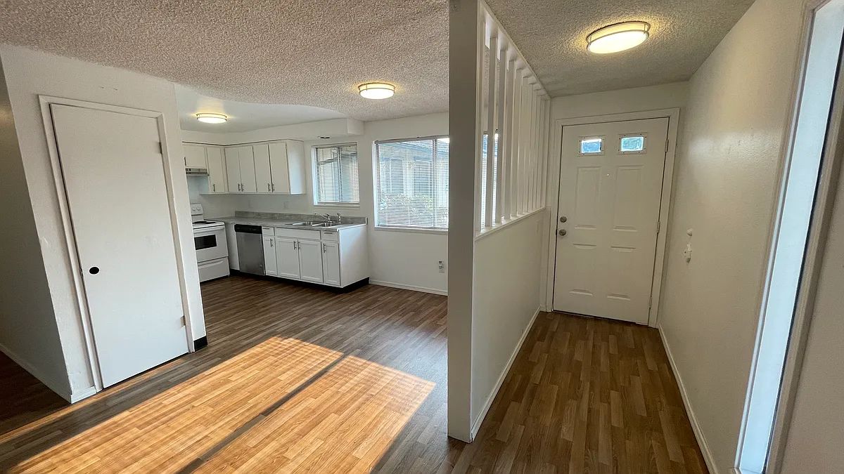 Front Entrance/Kitchen/Dinning Room - 4909 E 18th St #1
