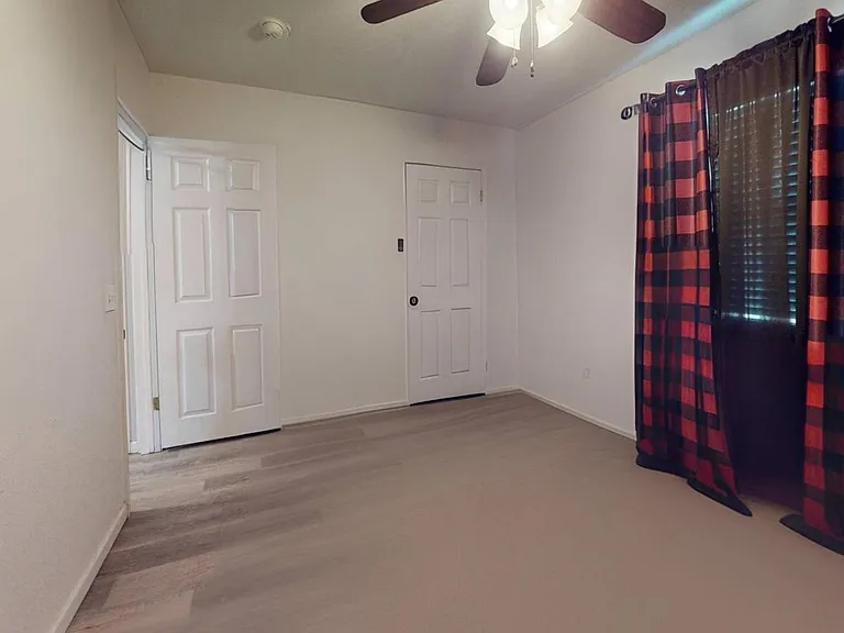 1202 E Keller St — Photo 13