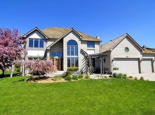 115 White Oaks Ln, Vadnais Heights, MN 55127