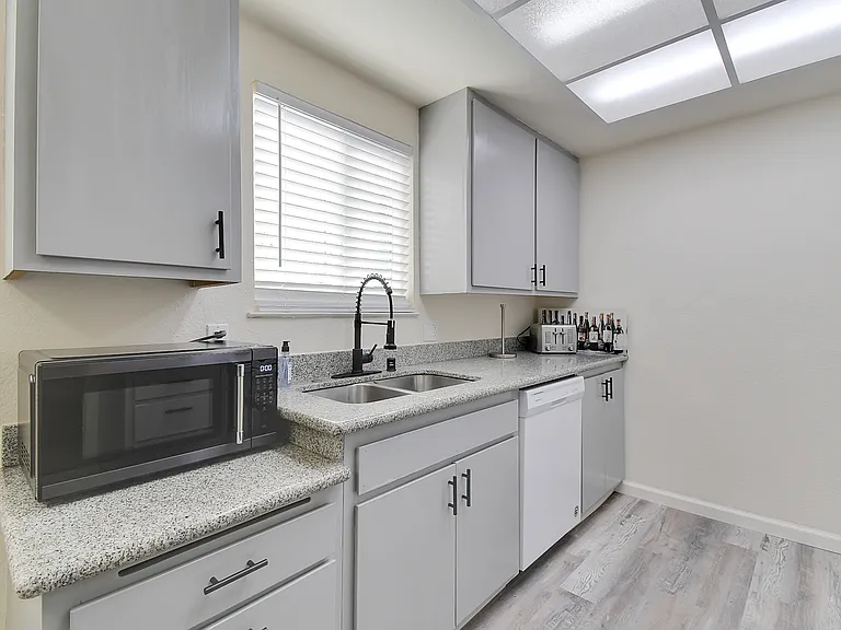 1104 F St #4 — Photo 2