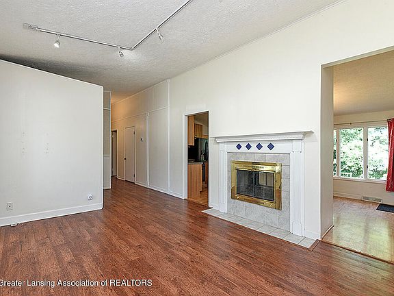 4th image of 4206 Saran Dr