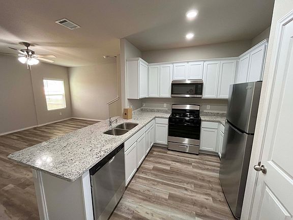 3rd image of 218 Damon Dr