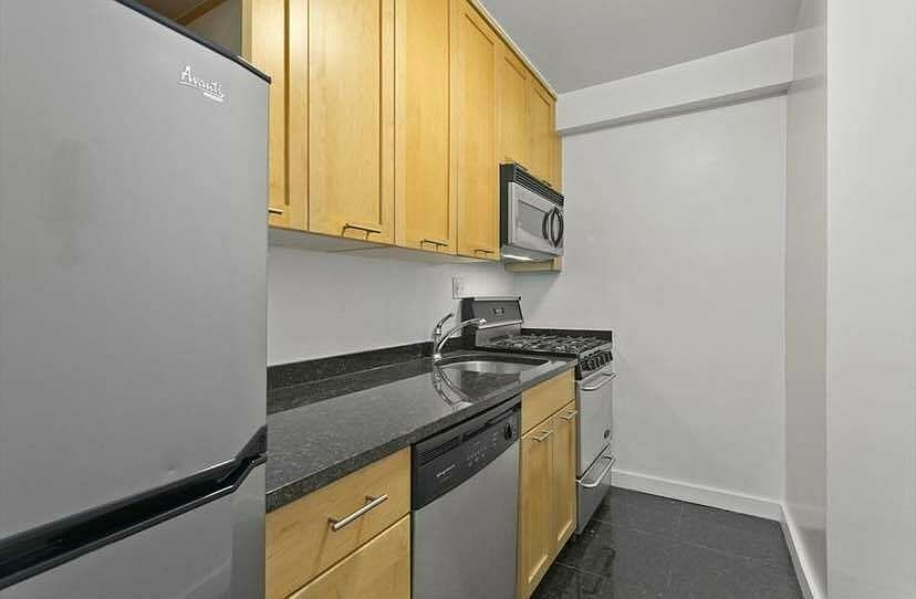 2nd image of 145 4th Ave #8CC