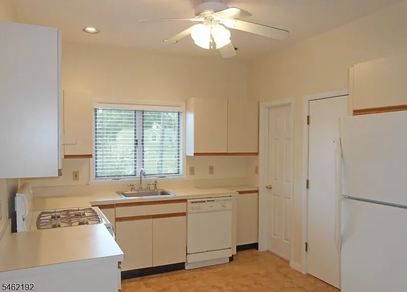 2 bed, 1.0 bath, $2,700 — Photo 3