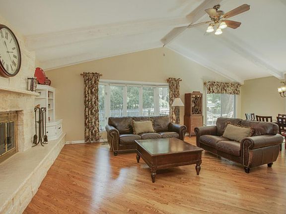 3rd image of 147 N Park Blvd
