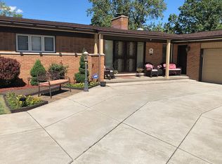 6248 Campus Dr, Dearborn Heights, MI 48127