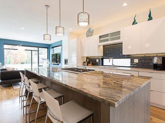 Chef's Kitchen with 5 burner gas cooktop