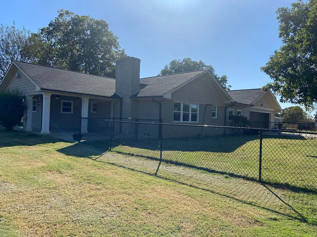 3 bed, 2.5 bath, 1800 sqft, $1,500 — Photo 2