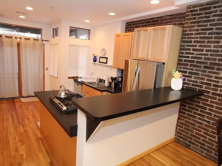 49 Temple Pl #2-R — Photo 3