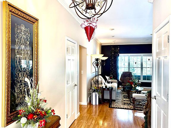 4th image of 25 Eleanor Ln