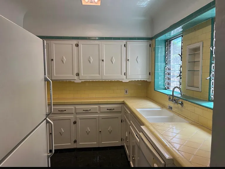 1452 S Sherbourne Dr — Photo 35