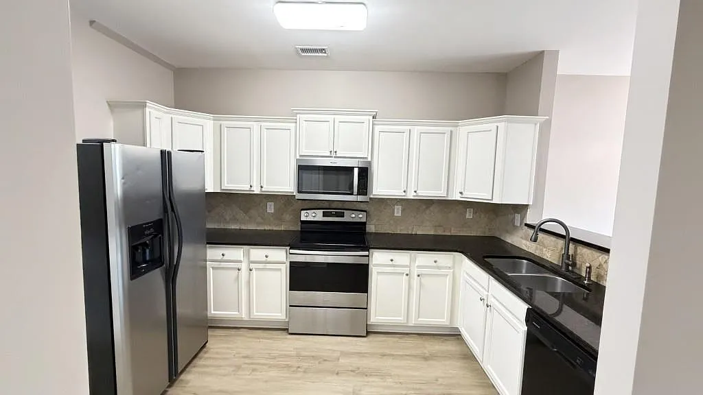 3 bed, 2.5 bath, 1550 sqft, $2,450 — Photo 2