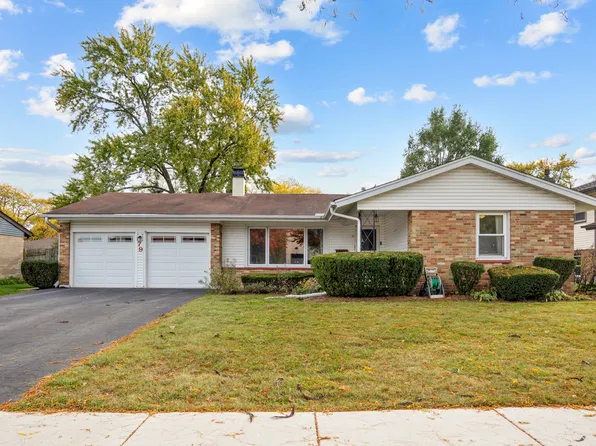 79 Eden Rd, Elk Grove Village, IL 60007