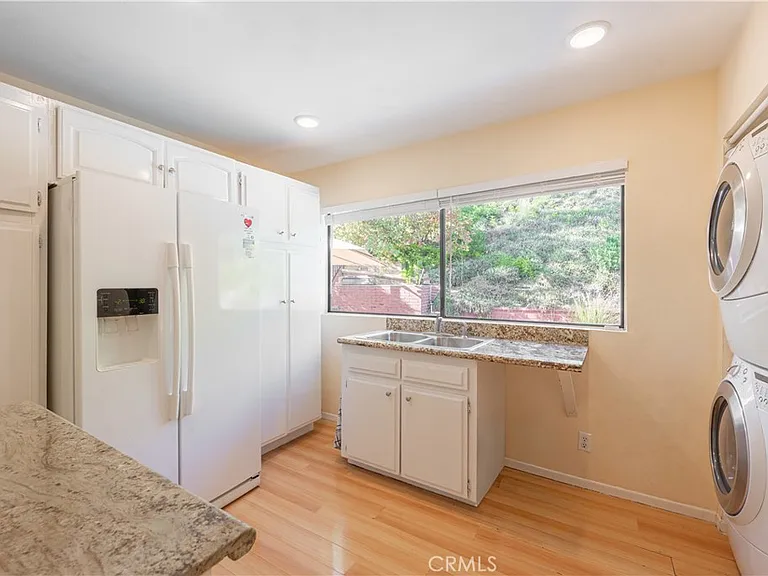 1350 E Tujunga Ave — Photo 26