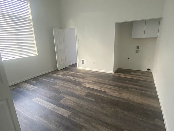 5th image of 128 Washington St