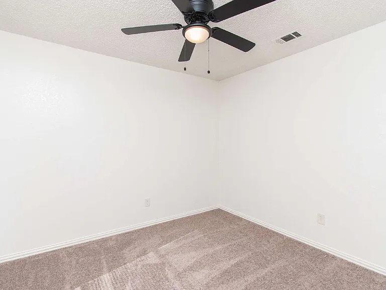 2104 Corona Dr — Photo 7