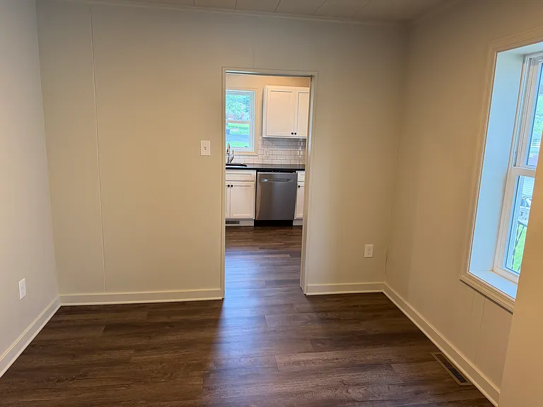 727 Willowbank St — Photo 4