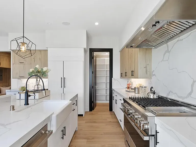 2945 Midvale Ave — Photo 5