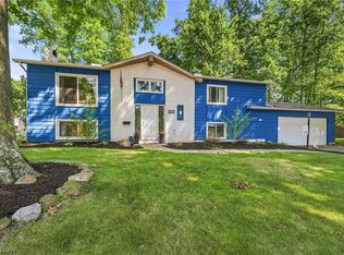 825 Valley Dr, Amherst, OH 44001