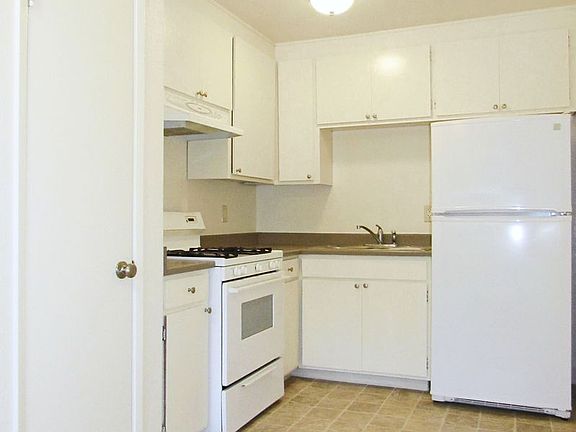 5th image of 205 Ford St #8