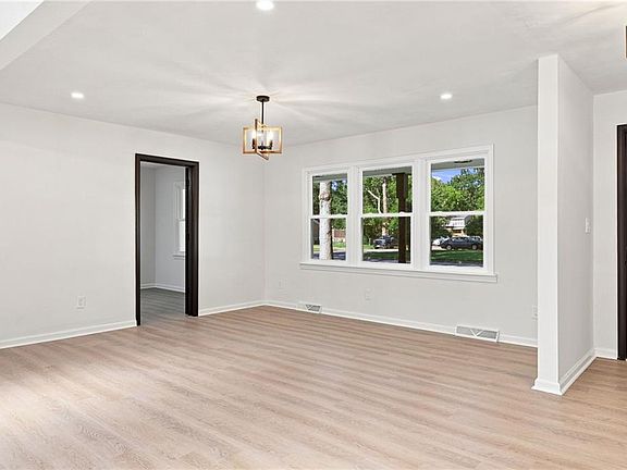 4th image of 976 Edwin Dr