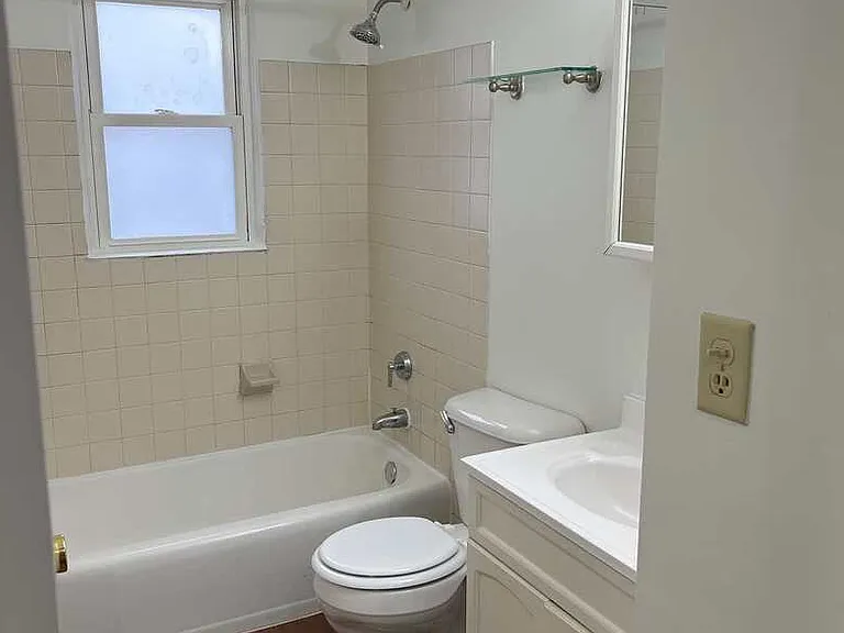 1095 Gillingham Rd #D — Photo 8