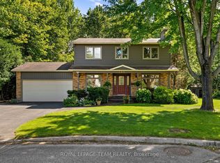 240 Hoylake Cres, Ottawa, ON K1E 2M8