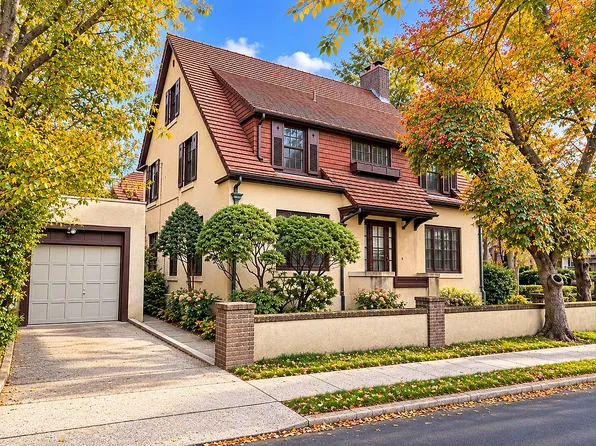 2 Ivy Close, Flushing, NY 11375
